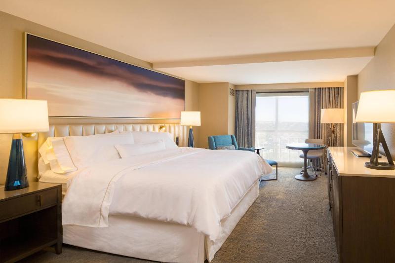 Guest room, 1 King, City view image 2