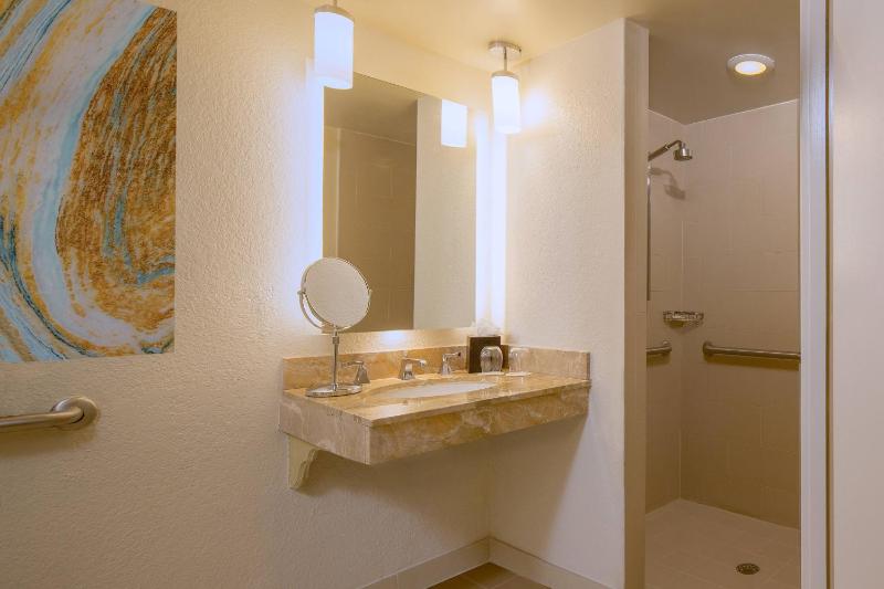 Guest room, 1 King, City view image 4