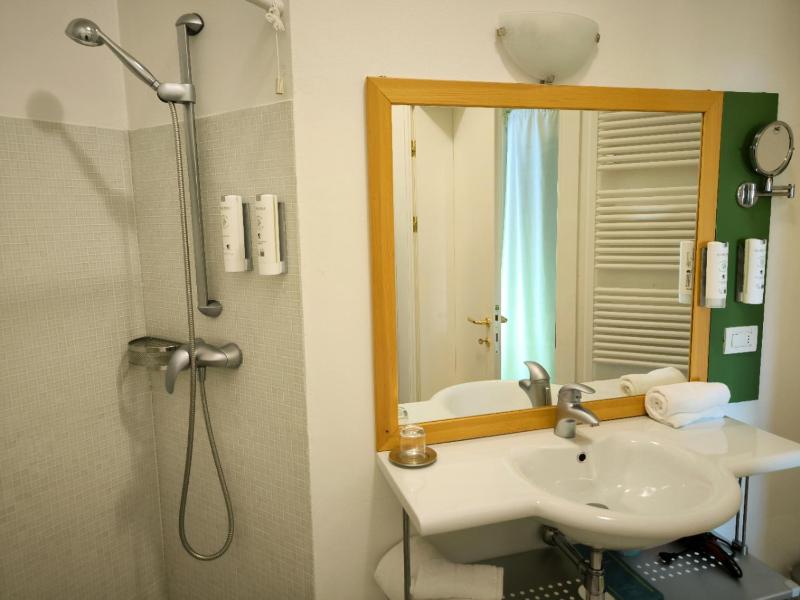 Single Room with Pool View image 2