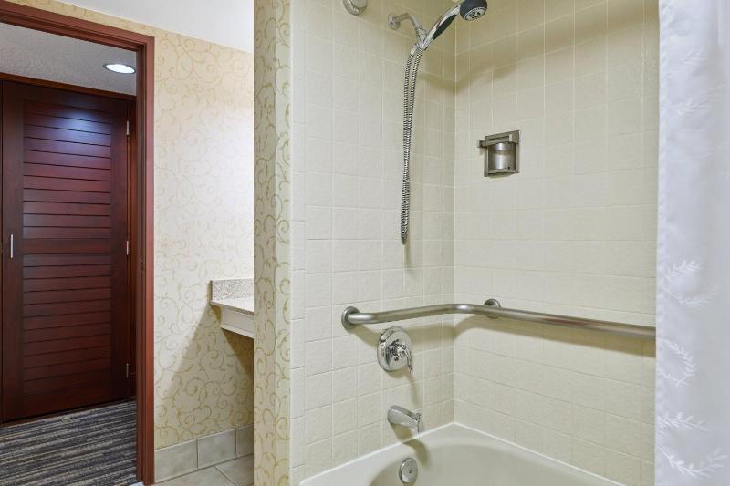 Standard King Room image 2