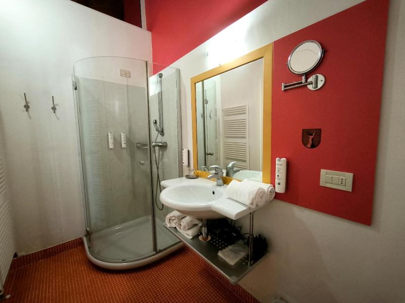 Double Room with Pool View image 2