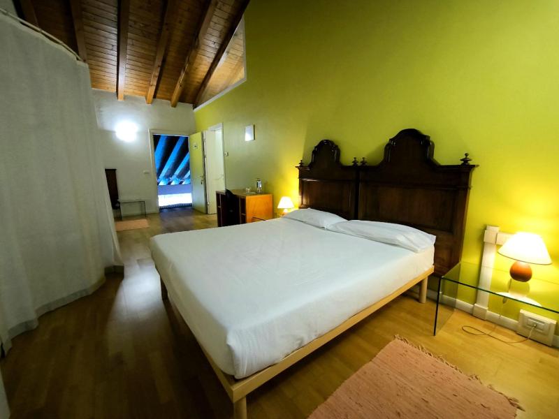 Triple Room with Pool View image 4