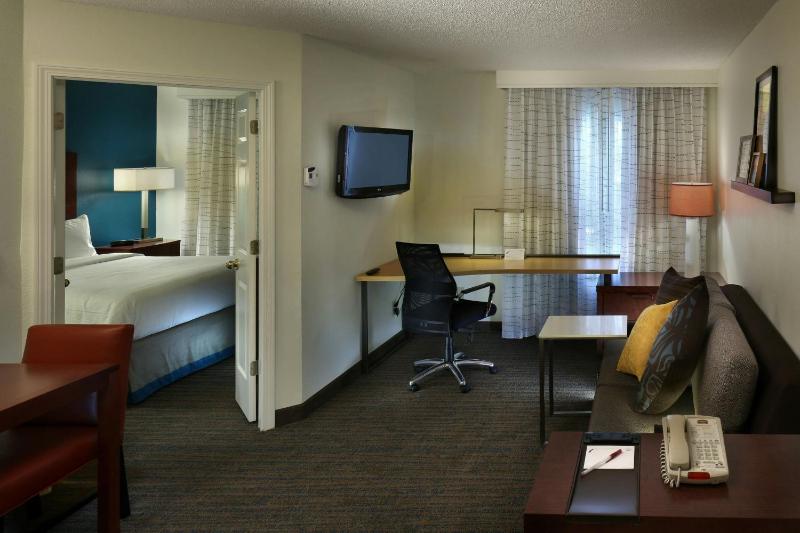 One-Bedroom Suite image 4