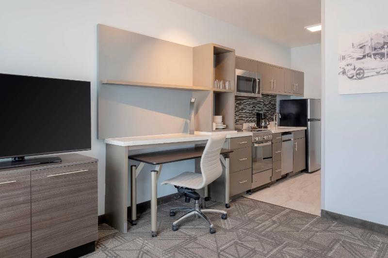 One-Bedroom Queen Suite with Sofa Bed image 3