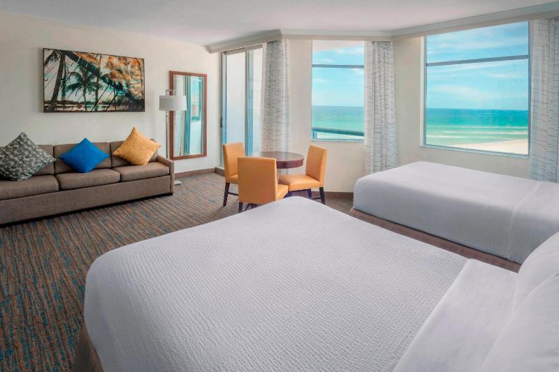 Studio with Two Queen Beds and Balcony - Partial Ocean View  image 1