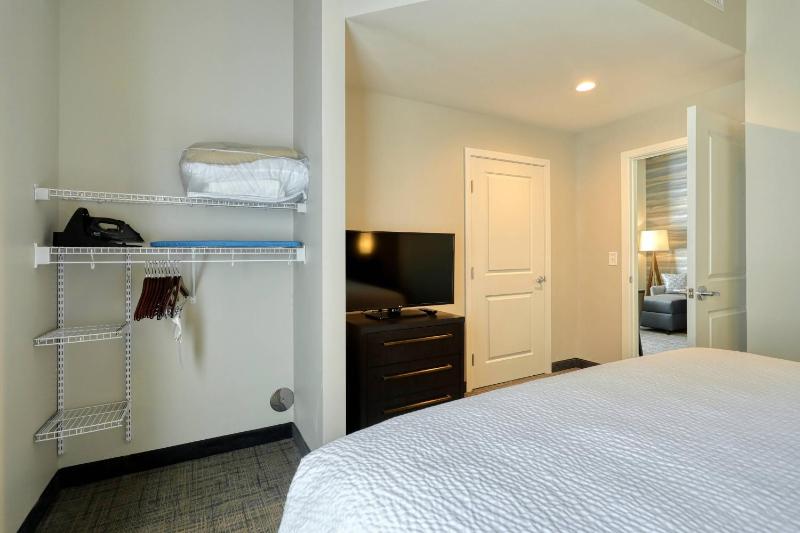 1 Bedroom Suite, 1 King, Sofa bed image 4