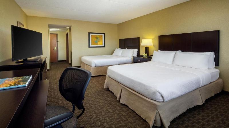 Standard Queen Room with Two Queen Beds image 2