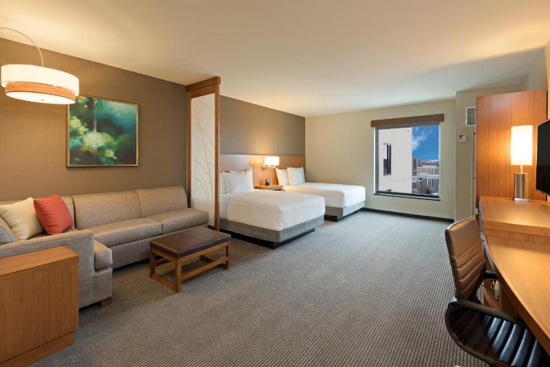 Queen Room with Two Queen Beds and Sofa Bed - High Floor image 4