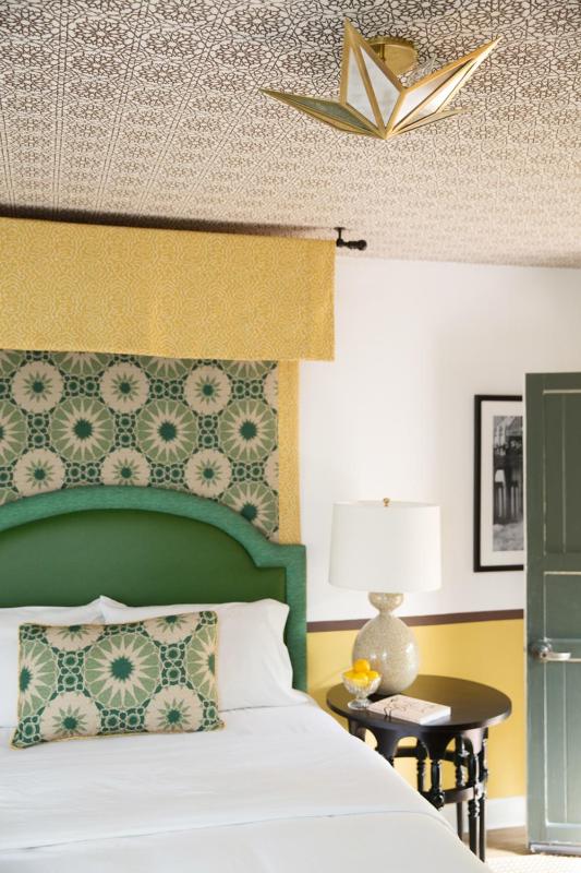 Queen Room with Garden View image 3
