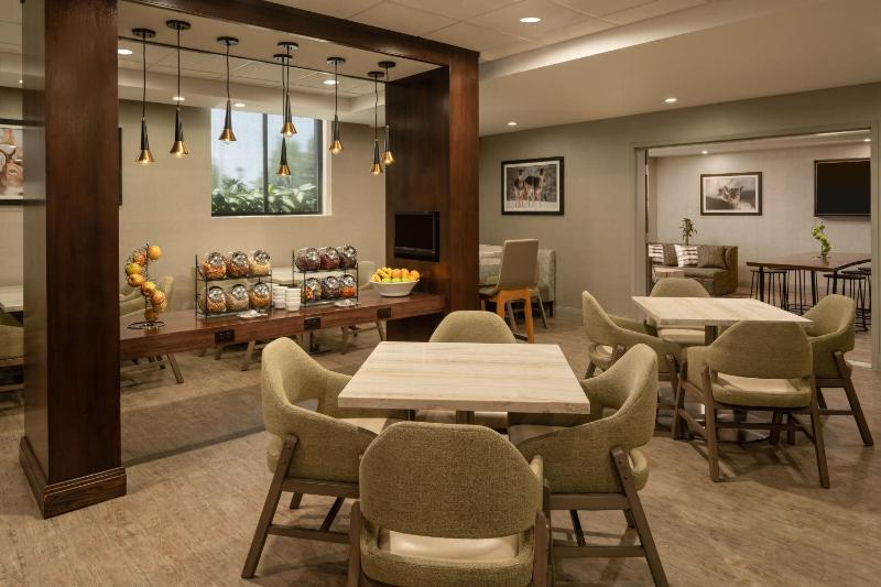 Club lounge access, Guest room, 1 King image 2