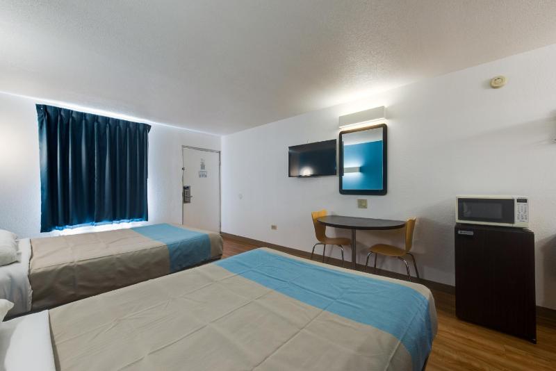 Quadruple Room - Non-Smoking image 4