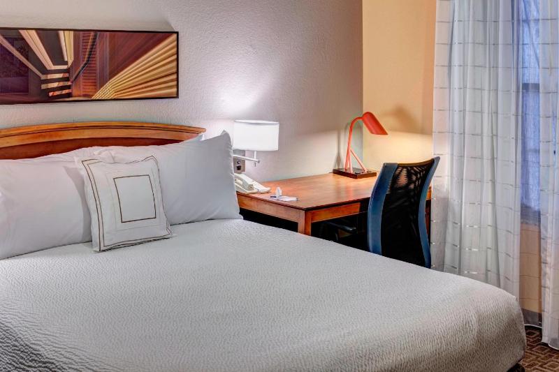 Two-Bedroom Queen Suite image 3