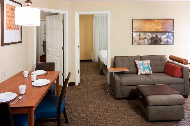 Two-Bedroom Queen Suite image 4