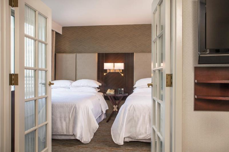 Double Room with Two Double Beds, Sofa Bed and Adapted Tub - Mobility and Hearing Accessible image 1