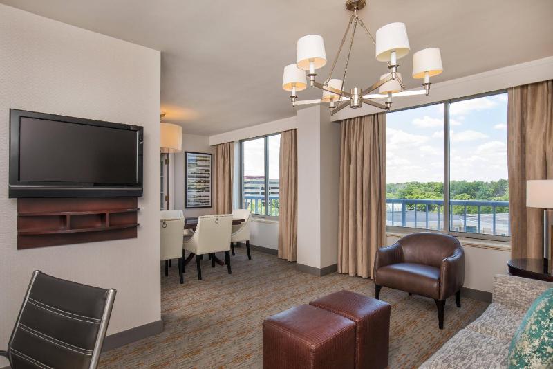 Executive Suite - Club Level Access image 3