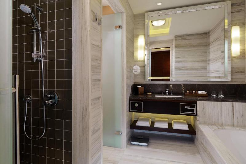 Club Room, Club lounge access, Guest room, 1 King,River view image 3