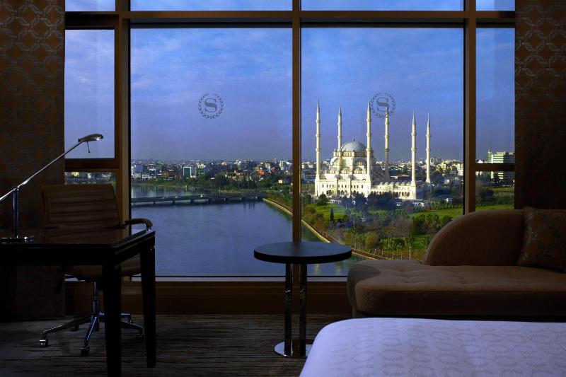 Deluxe Room, Guest room, 1 King, River view image 4
