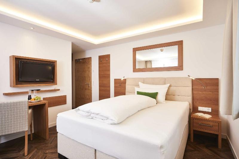 Small Double Room image 1