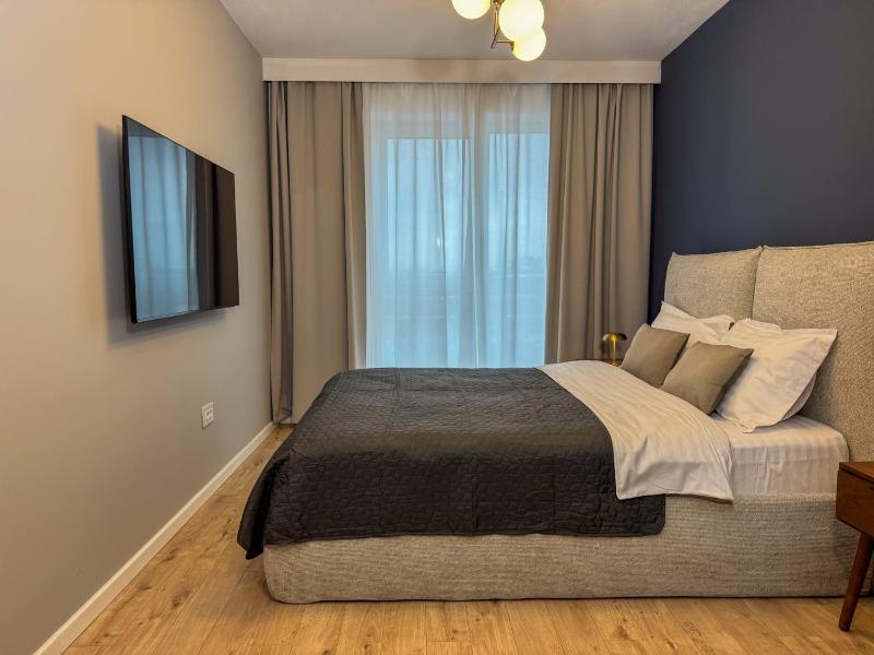 Cozy Cityscape Bluewood Modern & Cozy premium Apt - image 3