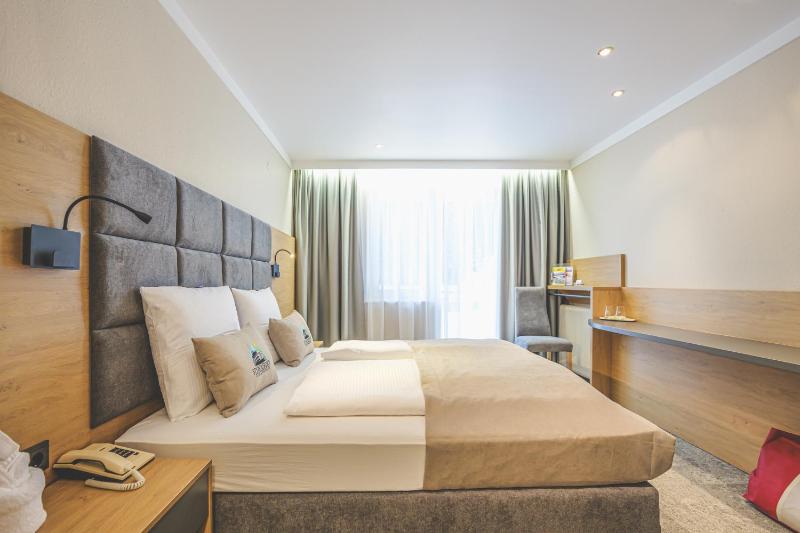 Standard Double Room image 4