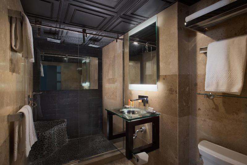 1 Bedroom Executive Suite, 1 Queen, Sofa bed image 2