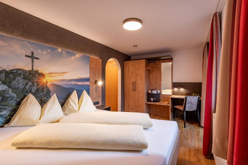 Double Room with Balcony image 4
