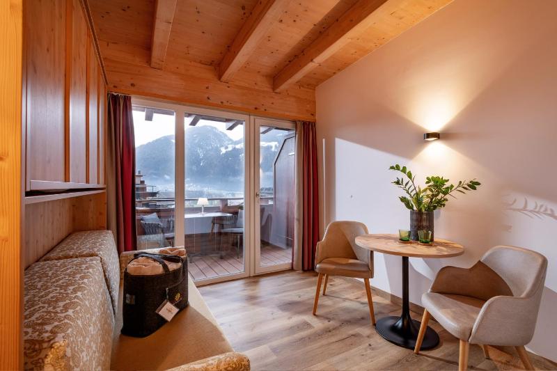 Double or Twin Room with Balcony image 4