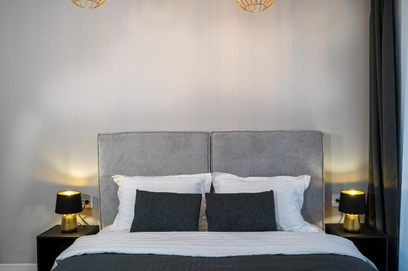 Cozy Velvet Noir Modern & Luxury Apt Parking - image 12