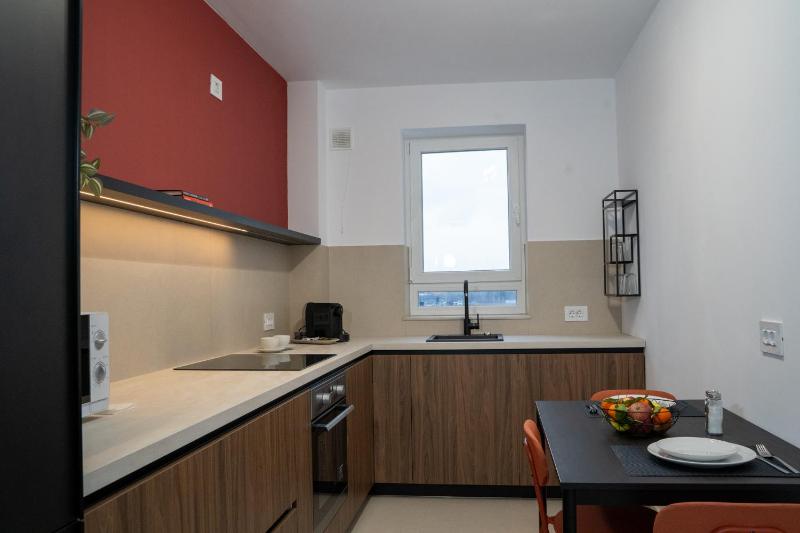 Cozy Velvet Noir Modern & Luxury Apt Parking - image 6