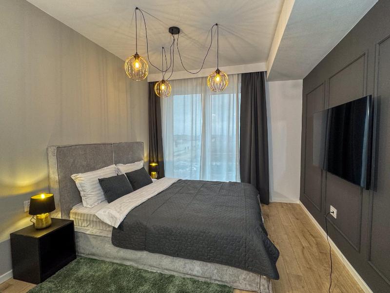Cozy Velvet Noir Modern & Luxury Apt Parking - image 4