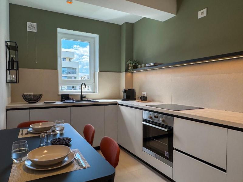 Cozy Cityscape Oasis Stylish & Cozy Apt Private Parking - image 2
