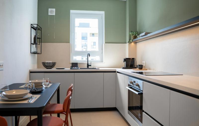 Cozy Cityscape Oasis Stylish & Cozy Apt Private Parking - image 8