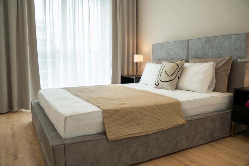Cozy Cityscape Oasis Stylish & Cozy Apt Private Parking - image 6