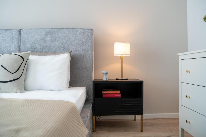 Cozy Cityscape Oasis Stylish & Cozy Apt Private Parking - image 13