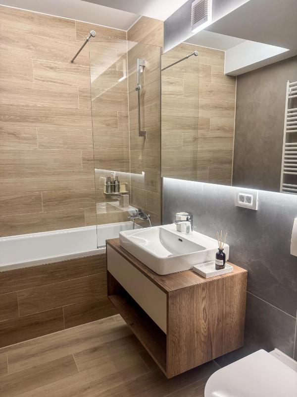 Cozy Cityscape Oasis Stylish & Cozy Apt Private Parking - image 16