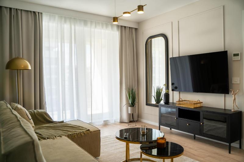 Cozy Cityscape Oasis Stylish & Cozy Apt Private Parking - image 10