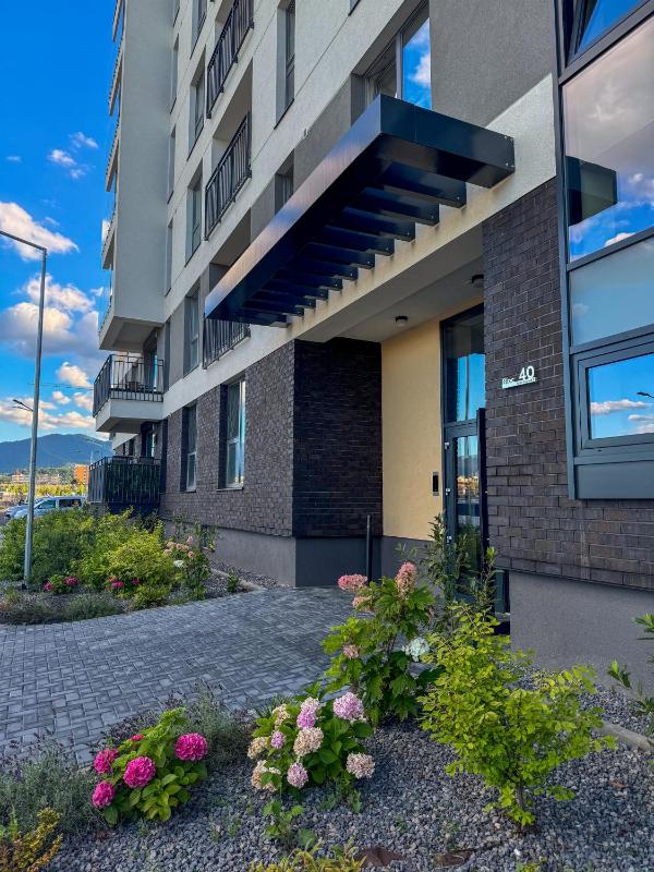 Cozy Cityscape Oasis Stylish & Cozy Apt Private Parking - image 11