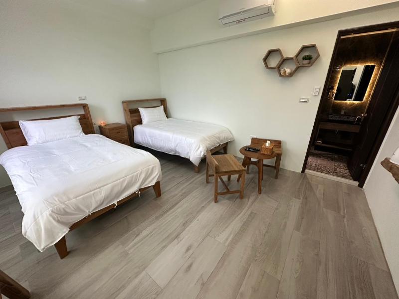Standard Twin Room with Sea View image 2