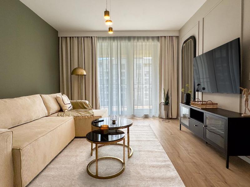 Cozy Cityscape Oasis Stylish & Cozy Apt Private Parking - image 1