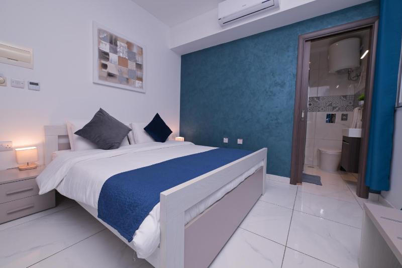 The Exiles Hotel - image 11