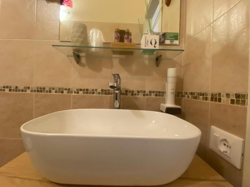 Double Room image 3