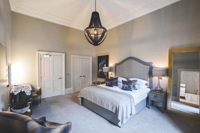 One-Bedroom Apartment image 4