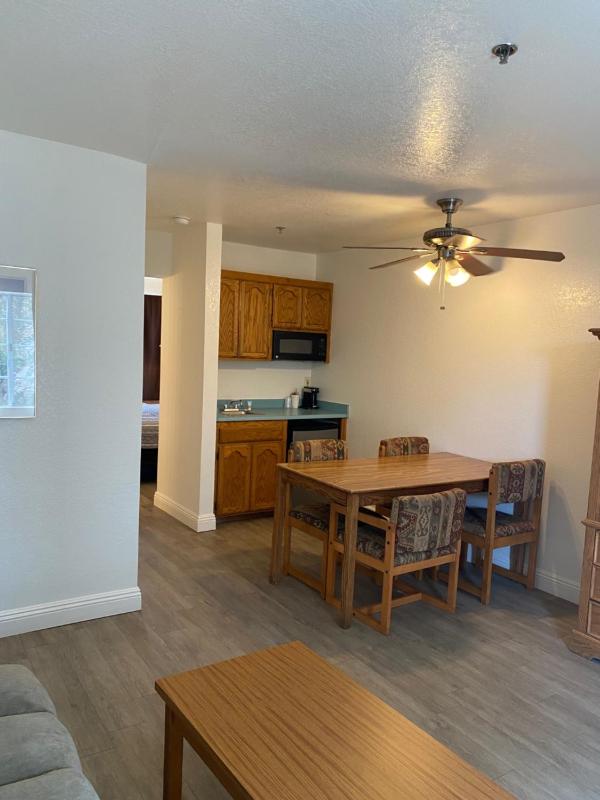 Deluxe King Suite image 4