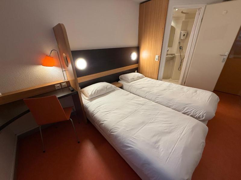 Twin Room image 4