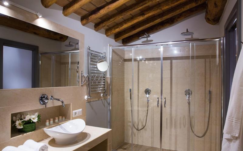 Queen Room with Spa Bath image 4