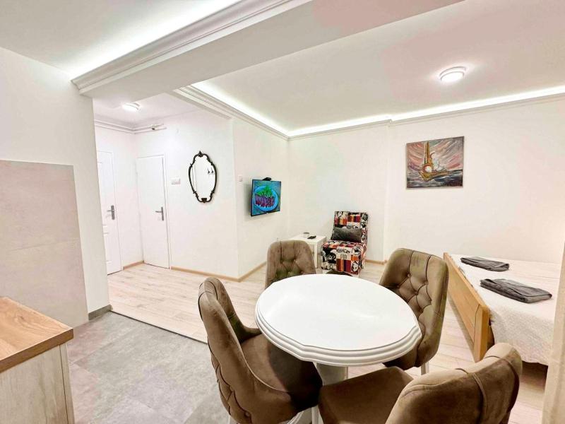 Modern Central Apartments RENOVATED - image 12