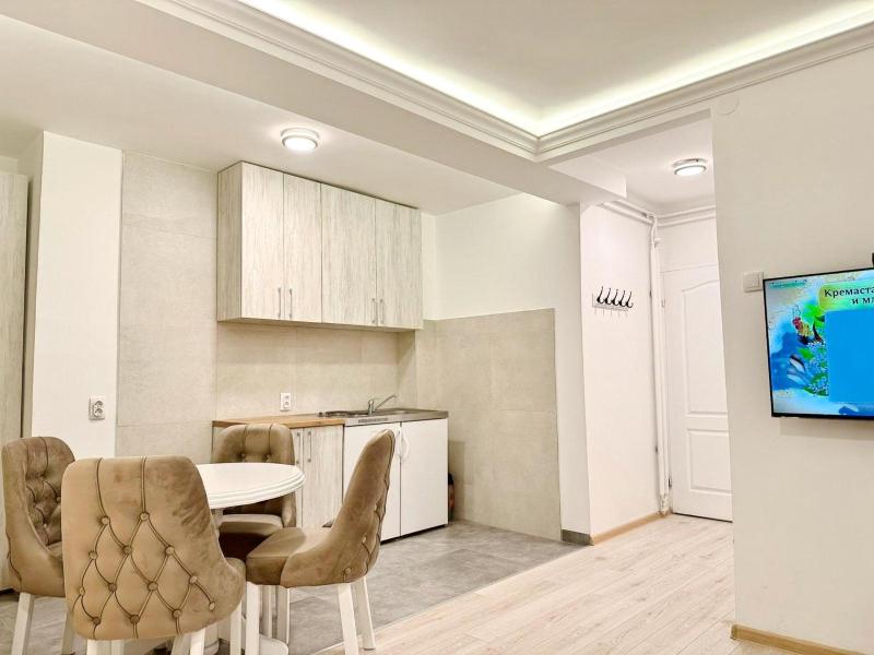 Modern Central Apartments RENOVATED - image 2