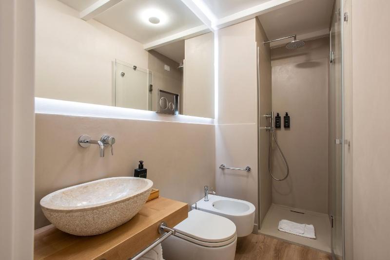 Deluxe Double Room image 3