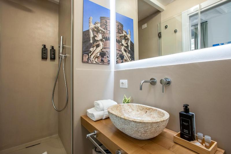 Deluxe Double Room image 3