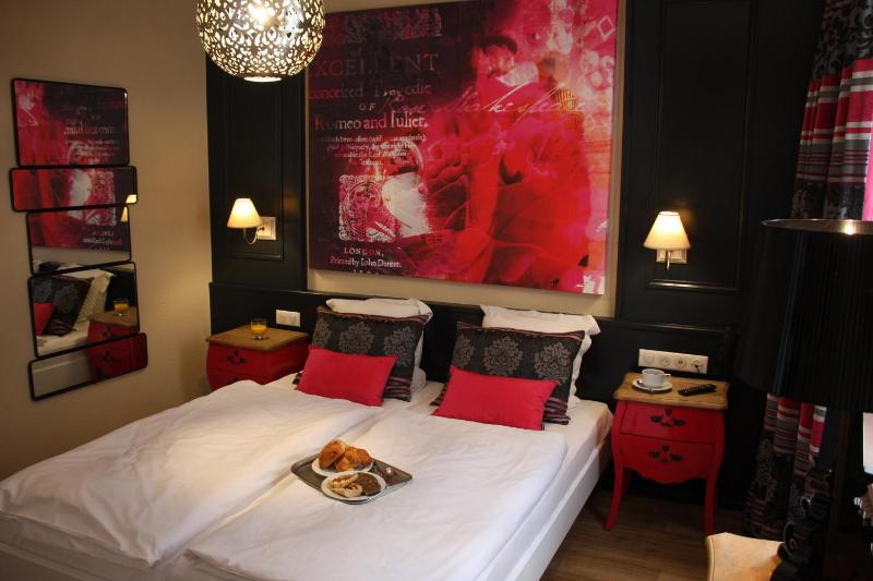 Double Room image 3